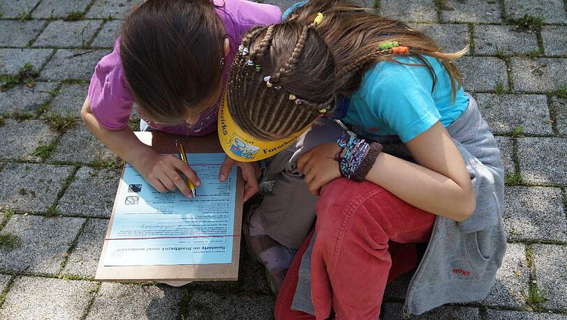Quiz, Stelzen oder Pedalos: Im Spielbus können viele Dinge von Kindern ausprobiert werden. Quiz, Stelzen oder Pedalos: Im Spielbus können viele Dinge von Kindern ausprobiert werden.