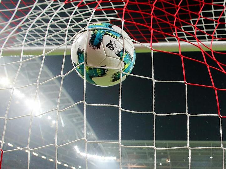 Ein ball fliegt ins Tornetz. Foto: Jan Woitas/dpa-Zentralbild/dpa/Archivbild