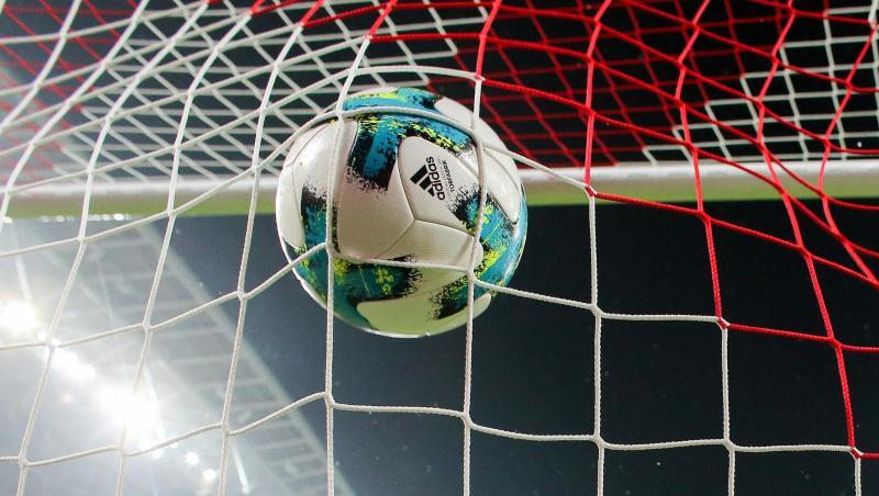 Ein ball fliegt ins Tornetz. Foto: Jan Woitas/dpa-Zentralbild/dpa/Archivbild Ein ball fliegt ins Tornetz. Foto: Jan Woitas/dpa-Zentralbild/dpa/Archivbild