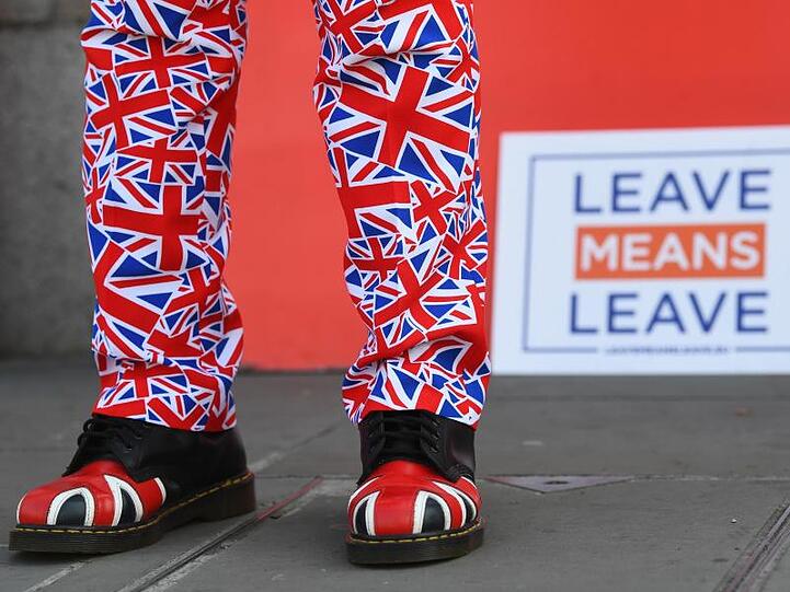 Ein Brexit-Anhänger demonstriert vor dem Parlament in Westminster.