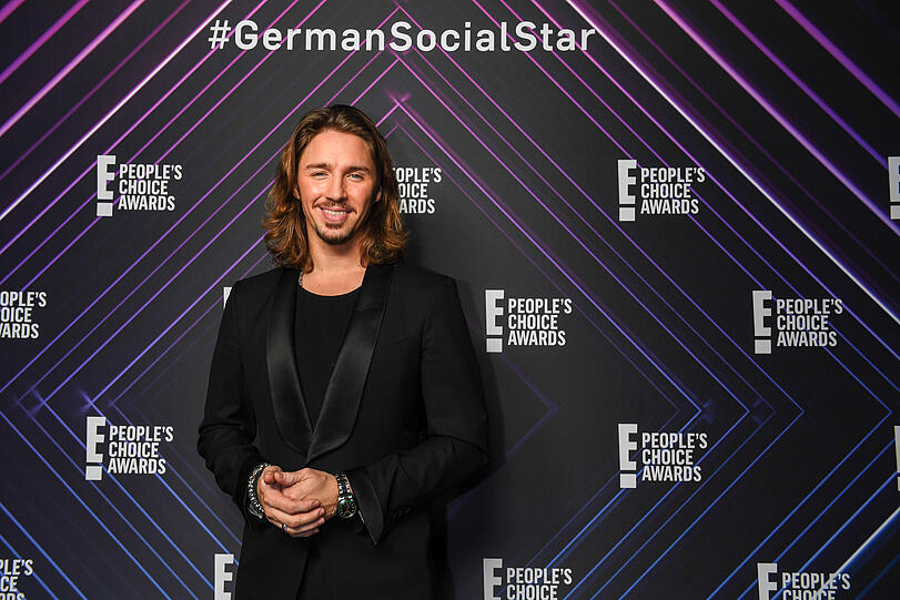 Sänger Gil Ofarim trat in der ersten Staffel als "Grashüpfer" auf.