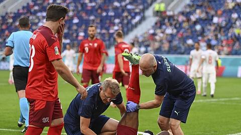 Der Schweizer Breel Embolo (u.) musste in der ersten Halbzeit verletzt ausgewechselt werden.