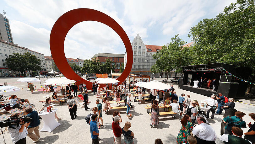 Anders als im richtigen Biergarten gibt's hier um den Ring auf dem Karl-Stützel-Platz nur wenig Schatten. Dafür aber ein kostenloses Kulturprogramm, bequeme Liegestühle und eine große Auswahl an alkoholfreien Getränken.