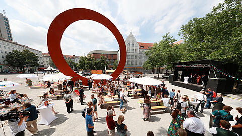 Anders als im richtigen Biergarten gibt's hier um den Ring auf dem Karl-Stützel-Platz nur wenig Schatten. Dafür aber ein kostenloses Kulturprogramm, bequeme Liegestühle und eine große Auswahl an alkoholfreien Getränken.