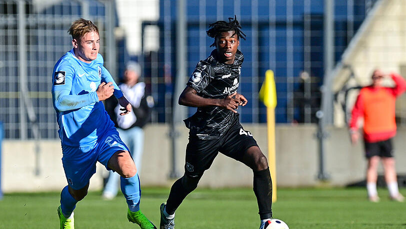 Gibson Adu (r.) beim Spiel gegen Bayern-Rivale TSV 1860.