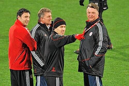 Die Oranje-Connection beim FC Bayern: Mark van Bommel, Jos van Dijk, Arjen Robben und Louis van Gaal. Und zwar van links nach rechts.