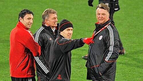 Die Oranje-Connection beim FC Bayern: Mark van Bommel, Jos van Dijk, Arjen Robben und Louis van Gaal. Und zwar van links nach rechts. Die Oranje-Connection beim FC Bayern: Mark van Bommel, Jos van Dijk, Arjen Robben und Louis van Gaal. Und zwar van links nach rechts.