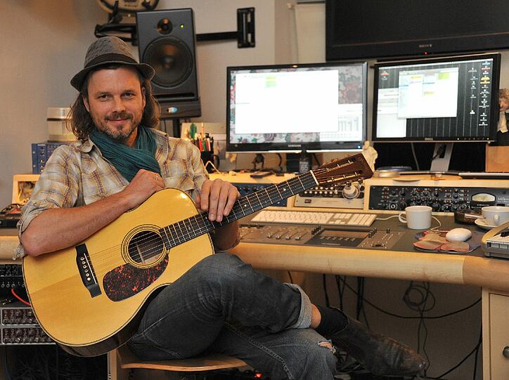 Gerd Baumann bei der Arbeit: In heißen Phasen verlässt er sein Studio nur, um die Familie zu sehen.