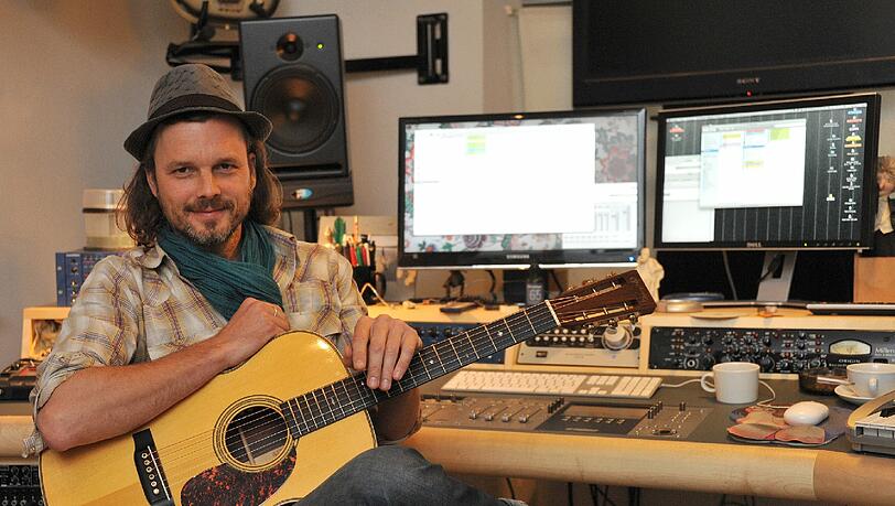 Gerd Baumann bei der Arbeit: In heißen Phasen verlässt er sein Studio nur, um die Familie zu sehen. Gerd Baumann bei der Arbeit: In heißen Phasen verlässt er sein Studio nur, um die Familie zu sehen.