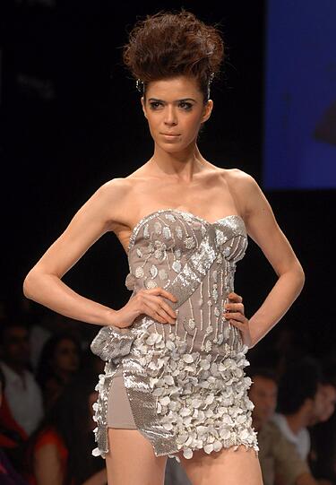 Fashion Week in der indischen Hafenmetropole Mumbai: Manche Kreationen sehen aus, als kämen sie von einem anderen Planeten. Der Stil bewegt sich in gewagter Weise zwischen Lady Gaga, Star Wars und Minnie Maus.