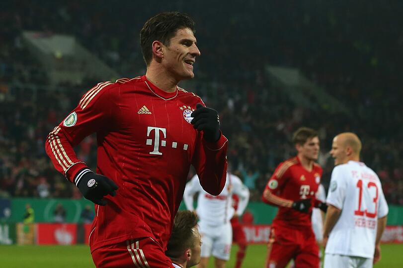 Gomez und Co.: Abteilung Attacke Als die Guardiola-Verpflichtung bekannt gegeben wurde, hörte man schnell Stimmen, die sagten: Für Mario Gomez wird&rsquo;s nun noch enger. Bei Jupp Heynckes hat sich der Stürmer in der Rückrundenvorbereitung schon nicht an Mario Mandzukic vorbei schieben können &ndash; und nun kommt mit Guardiola auch noch ein Trainer, der in erster Linie auf technisch starke, mitspielende Mittelstürmer steht. Dabei kämpft Gomez stetig gegen das Schubladen-Denken an, er sei kein Zeitgeist-Stürmer. Seit 2009 hat er Technik und Kombinationsspiel kontinuierlich verbessert. Mario Mandzukic wurde letzten Sommer geholt, um Gomez anzutreiben und diesen Typ laufstarken, für den Gegner ekligen Typus im Angriffs-Portfolio zu haben. Einer, der nervt und trifft.