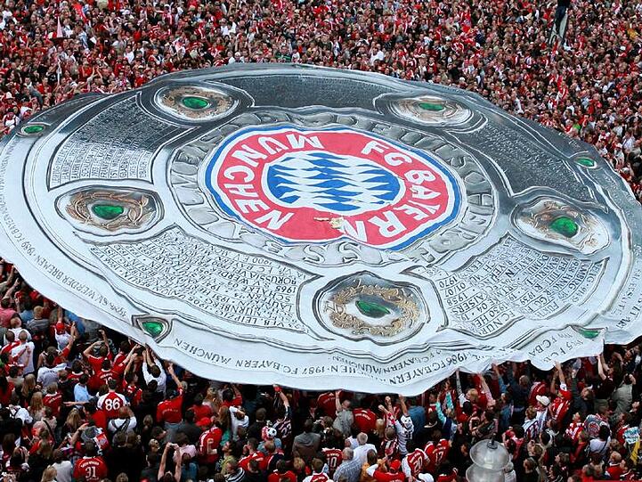 Die Fans haben bereits eine riesige Attrappe - die Spieler bekommen sie am 11. Mai: Die Meisterschale für den FC Bayern.