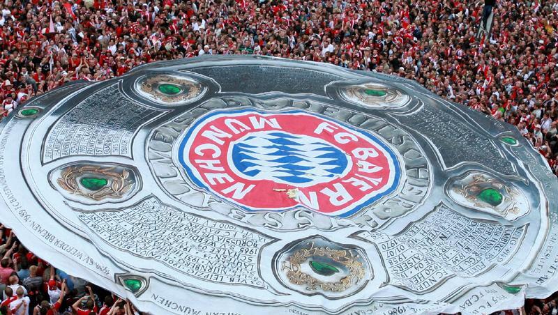 Die Fans haben bereits eine riesige Attrappe - die Spieler bekommen sie am 11. Mai: Die Meisterschale für den FC Bayern. Die Fans haben bereits eine riesige Attrappe - die Spieler bekommen sie am 11. Mai: Die Meisterschale für den FC Bayern.
