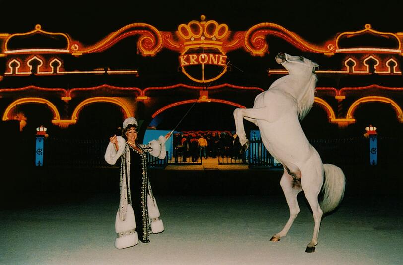 Vor dem Wintergebäude in München in den 70ern.