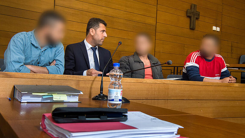 Die drei Verurteilten mit ihrem Dolmetscher im Landgericht Traunstein. Die drei Verurteilten mit ihrem Dolmetscher im Landgericht Traunstein.