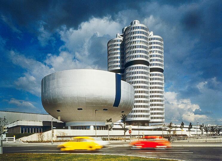Gleich daneben errichtete man in Form einer Schüssel das BMW-Museum, auf dessen Dach...