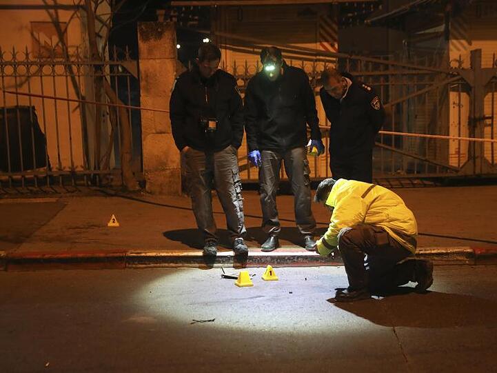 Bei einem Auto-Anschlag in Jerusalem sind in der Nacht mindestens zwölf israelische Soldaten verletzt worden, einer davon schwer.