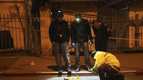 Bei einem Auto-Anschlag in Jerusalem sind in der Nacht mindestens zwölf israelische Soldaten verletzt worden, einer davon schwer.