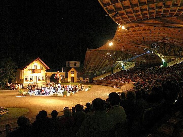 Das Foto zeigt Zuschauer während einer Aufführung der Freilichtspiele Altusried im Allgäu. Foto: Markt Altusried/Archiv