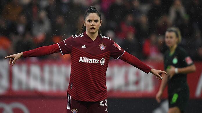 Als Co-Kapitänin neben Lina Margull nimmt Sarah Zadrazil eine wichtige Rolle innerhalb des Teams ein: "Ich bin so eine Art Arbeitsbiene, ich gebe einfach alles für die Mannschaft, egal ob auf oder neben dem Platz.  auf dem Spielfeld."