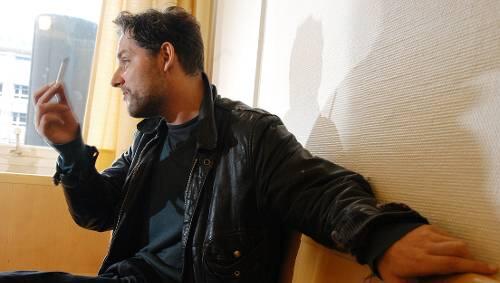 Zigarette zwischen Probe und Interview: Der Berliner Gast-Regisseur Christoph Mehler. Zigarette zwischen Probe und Interview: Der Berliner Gast-Regisseur Christoph Mehler.