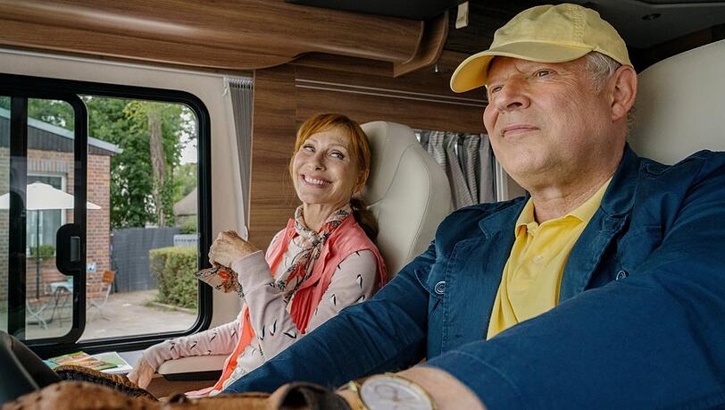 "Familie Bundschuh: Wir machen Camping": Gundula (Andrea Sawatzki) und Gerald (Axel Milberg) sitzen in einem Campingwagen auf dem Weg in den Kurzurlaub.