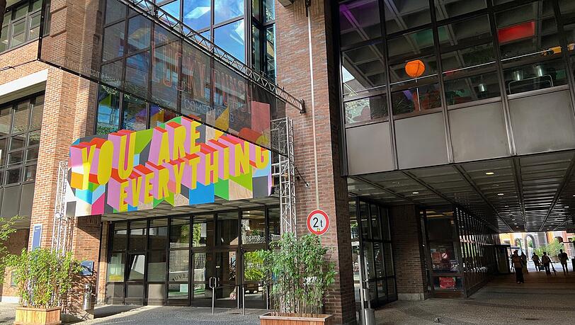 "You are everything“, du bist alles, lautet das Motto im Fat Cat. Auch dieses hat die Künstlerin Morag Myerscough gestaltet.