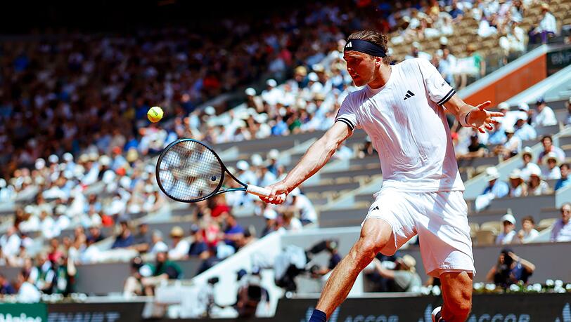 Alexander Zverev spielte zum Start der French Open auf dem Hauptplatz in Roland Garros.
