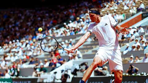 Alexander Zverev spielte zum Start der French Open auf dem Hauptplatz in Roland Garros.
