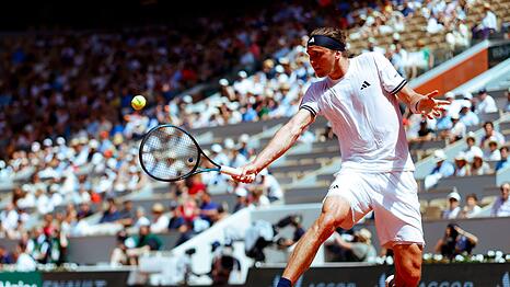 Alexander Zverev spielte zum Start der French Open auf dem Hauptplatz in Roland Garros.