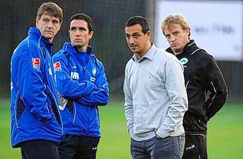 Warum so skeptisch, meine Herren? Torwarttrainer Günther Reichold, Co-Coach Mirko Reichel, Manager Rachid Azzouzi und Cheftrainer Mike Büskens (v.l.) in Belek.