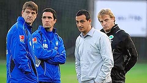 Warum so skeptisch, meine Herren? Torwarttrainer Günther Reichold, Co-Coach Mirko Reichel, Manager Rachid Azzouzi und Cheftrainer Mike Büskens (v.l.) in Belek.