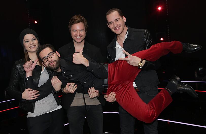 Die Kandidaten Isabell Schmidt, James Borges, Nick Howard und Michael Lane jubeln über ihren Einzug ins Finale der Castingshow "The Voice of Germany".