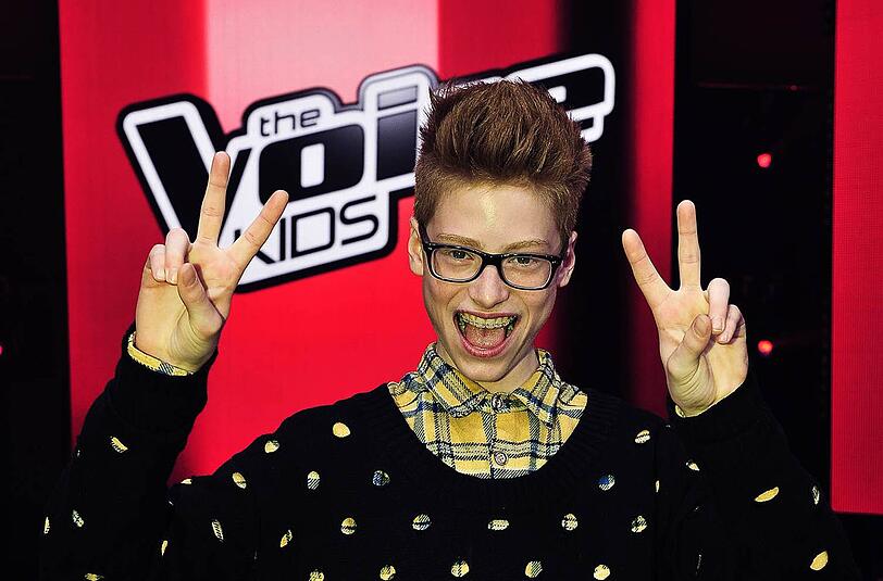 Das Victory-Zeichen kommt nicht von ungefähr: Tim will das Finale von "The Voice Kids" auf jeden Fall gewinnen.