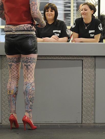 Sexy Körperkunst: Verrückte Tattoos - Spektakuläre Bilder...