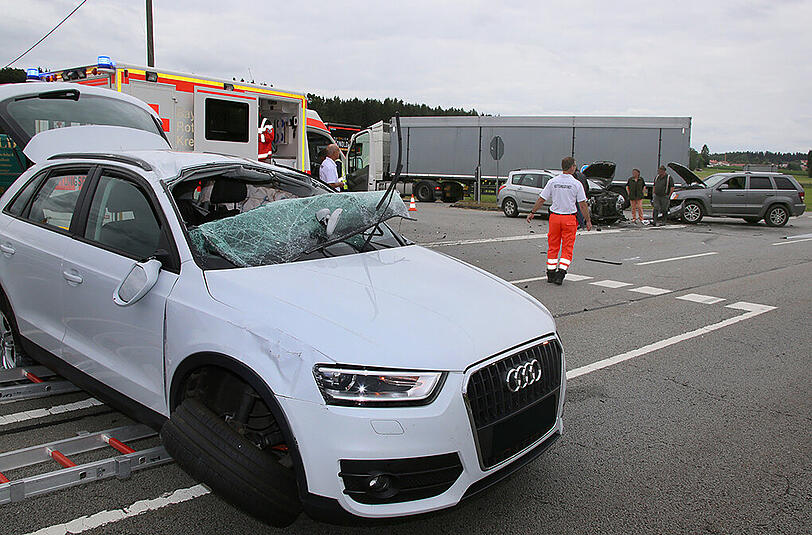 Schwerer Unfall in Thal bei Maitenbeth. Die Fahrzeuge sind komplett zerstört.