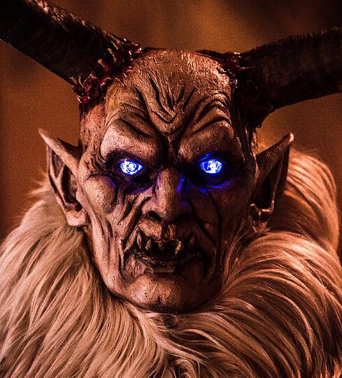 Der Stadtplatz der tschechischen Kleinstadt Kaplice gehörte gestern den Krampussen: Die Bilder vom Grusel-Lauf.
