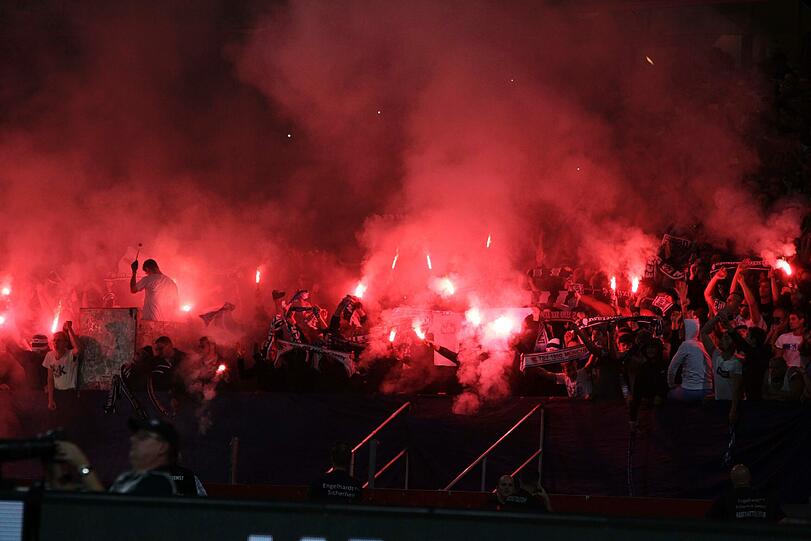 In der 60. Minute zündeten einige der 3000 mitgereisten Löwen-Fans Bengalos. Dem Verein dürfte dafür eine Strafe aufgebrummt werden.