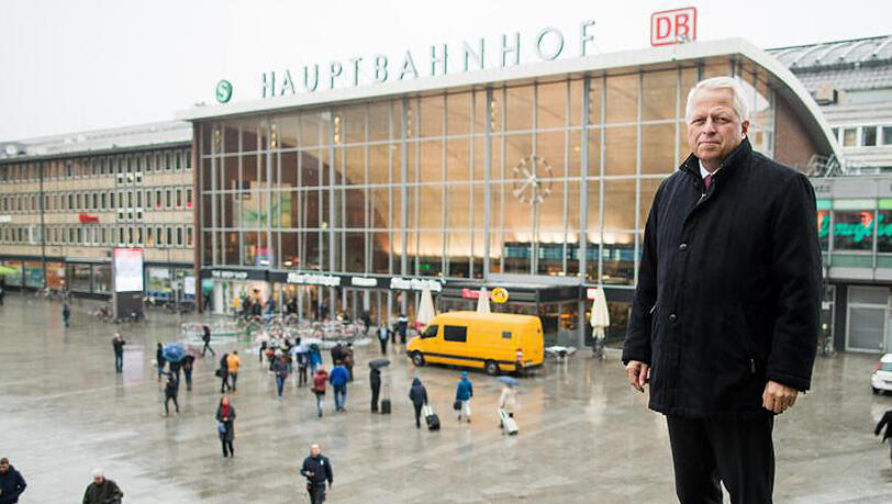 Der Polizeipräsident von Köln, Jürgen Mathies, steht vor dem Hauptbahnhof der Domstadt. Der Polizeipräsident von Köln, Jürgen Mathies, steht vor dem Hauptbahnhof der Domstadt.