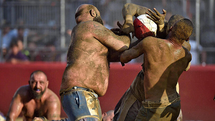 Der Spielball wird hier ganz schnell zur Nebensache - Schläge und Tritte sind hier ausdrücklich erlaubt. Die Biler vom Calcio Storico in Florenz.