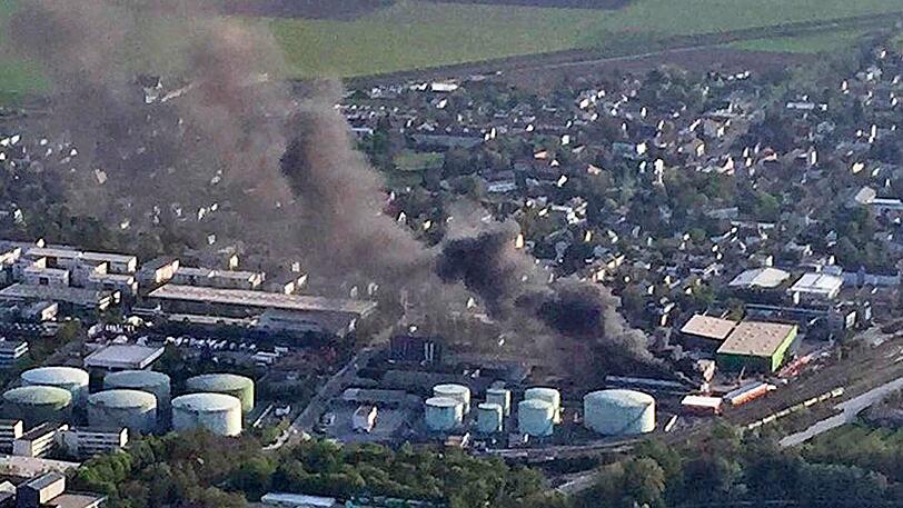 Brand in einem Recyclingbetrieb Feldkirchen: Das Feuer sorgte für eine Rauchwolke, die kilometerweit sichtbar war. Die Bilder vom Einsatz.