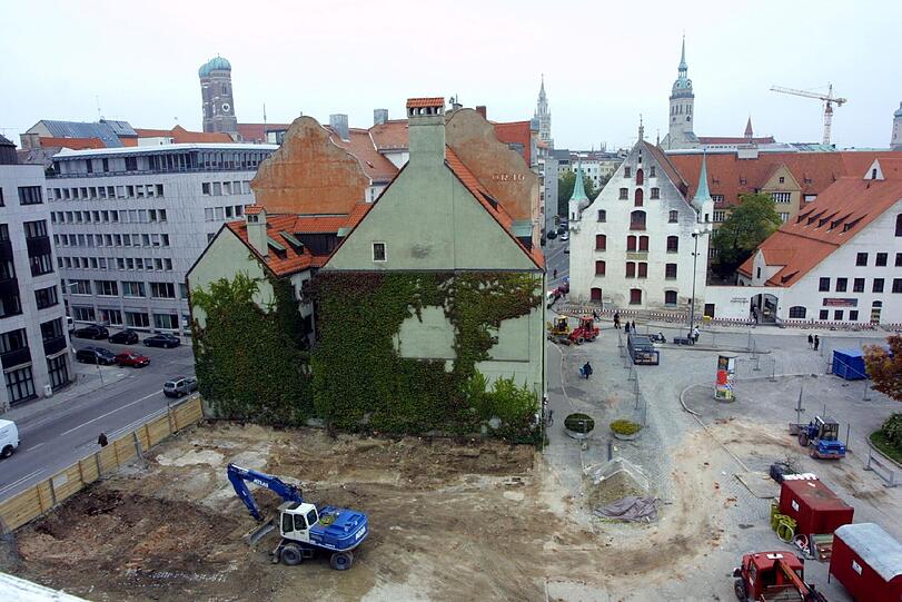 Lange Jahre war der Jakobsplatz eine innerstädtische Brache mit Parkplatz und einer kleinen Grünanlage.