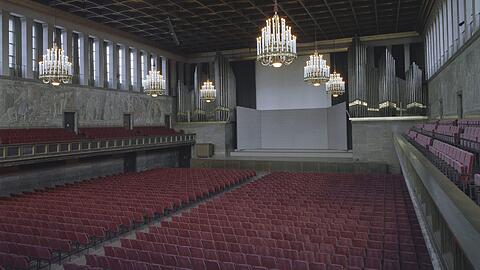 Eigentlich ganz hübsch: Der Kongresssaal ohne Einbauten.