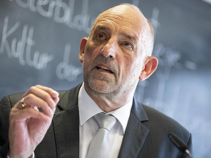 Der Vorstandsvorsitzende der Bundesagentur für Arbeit in Nürnberg, Detlef Scheele, spricht vor Journalisten.