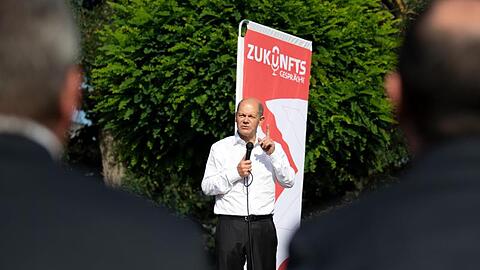 SPD-Kanzlerkandidat Olaf Scholz spricht bei einem Wahlkampfauftritt in Köln.