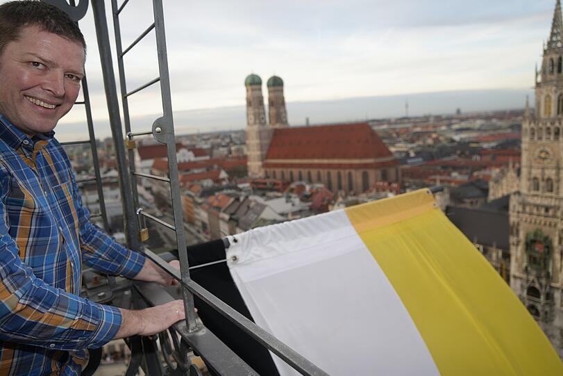 So, jetzt hängt er, der schwarze Trauerflor für den verstorbenen emeritierten Papst. Auch diesen Job hoch oben auf dem Alten Peter übernimmt Joachim Wallner, der Türmer.
