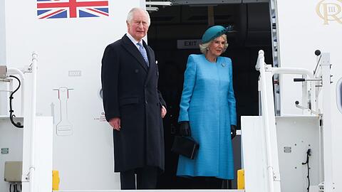 König Charles III. und seine Ehefrau Camilla beim Verlassen ihres Flugzeugs am Berliner Flughafen.