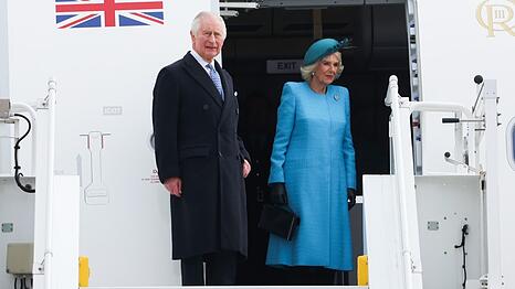 König Charles III. und seine Ehefrau Camilla beim Verlassen ihres Flugzeugs am Berliner Flughafen.