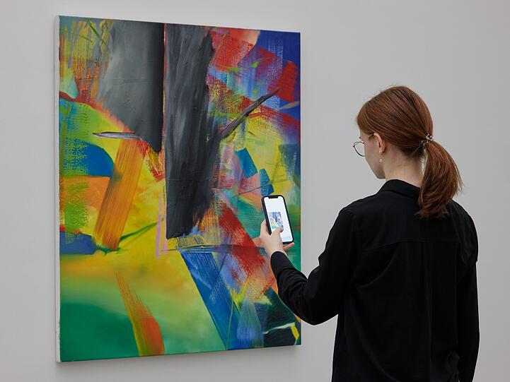 Digitale Vorzüge hin oder her, vor dem ganz realen Kunstwerk - in diesem Fall Gerhard Richters Ölgemälde "Ingrid" von 1984 - macht das Erkunden das größere Vergnügen. Schon, um den Farbauftrag genau zu sehen.