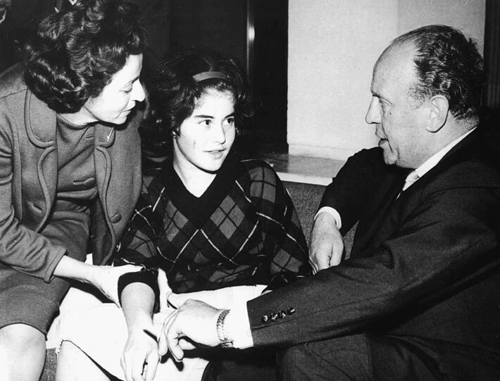 Oscar Schindler traf nach 1945 noch einige der Menschen, die er gerettet hatte, darunter - wie hier - auch Kinder.